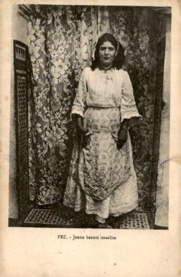 גלויה עם אישה יהודייה מפאס, מרוקו 1910.