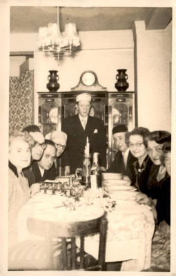 משפחה יהודית במהלך סדר פסח. גודל גלויה.