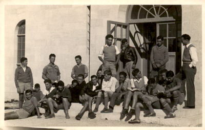 תמונה קבוצתית של סטודנטים יהודים בתל אביב.