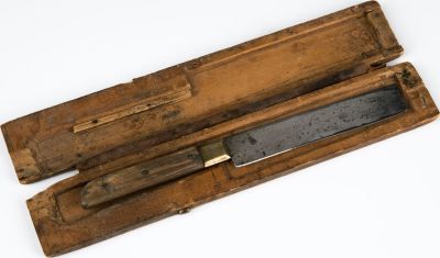 AN EARLY CHALIF (SLAUGHTERING KNIFE). Germany, c. 1900. By Grunewald company. With wood handle 