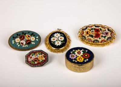 5. A GROUP OF FOUR ITALIAN MOSAIC PINS AND A MOSAIC PILL BOX. Italy, c. 1950. Each one with a 
