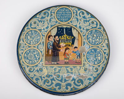 16. A VINTAGE BARTON’S CHOCOLATE TIN. Brooklyn, 1953. Depicting a traditional Jewish family in 