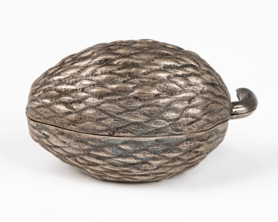 20. A SILVER ETROG CONTAINER. German or Dutch, late 19th century. In realistically chased 