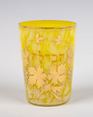 29. A CARNIVAL GLASS HAVDALAH CUP. Probably Germany, c. 1910. With gold overlay with excerpt 
