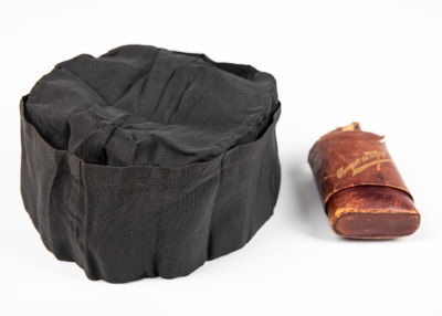 41. AN ANTIQUE SKULLCAP. C.1920. In the original leather pouch labeled Bonicaut.