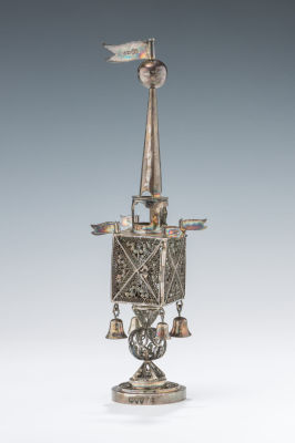 15. A STERLING SILVER SPICE TOWER BY HARRIS ADELSTEIN. London, 1915. On a filigree and solid 