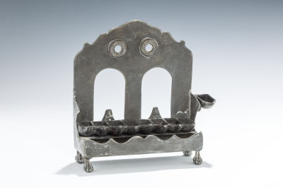 37. A PEWTER HANUKKAH LAMP. Germany, 19th century. With four feet and a removable oil section. 
