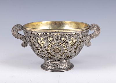 13. A LARGE AND EARLY PARCEL GILT CUP. Probably Germany, 18th century. Hand wrought and gilded. 
