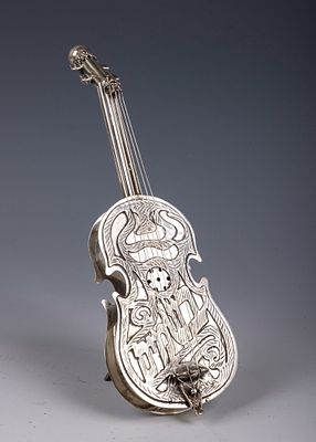 36. A STERLING SILVER SPICE BOX. Israel, Modern. By Netafim. In the shape of a guitar. 7.5â&euro;?. 