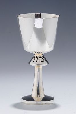 A STERLING SILVER KIDDUSH GOBLET BY BERNIE BERNSTEIN. New York, c. 1960. Modernist form. On a 