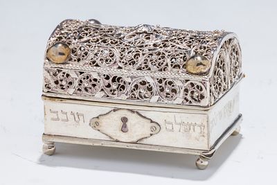 AN EARLY JERUSALEM FILIGREE SILVER SPICE CHEST. Jerusalem, c. 1915. On four balled feet. 