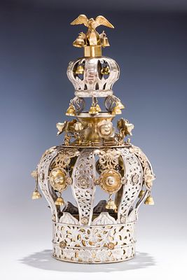 A LARGE SILVER TORAH CROWN BY K. PASTON AND COMPANY. American, c. 1900. Cut, chased and engraved 