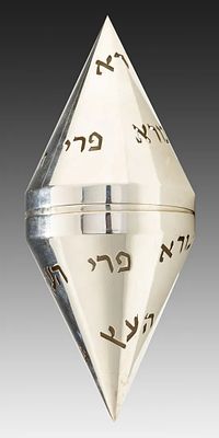 A CONTEMPORARY STERLING SILVER ETROG BOX BY MILA TANYA GRIEBEL. London, 2018. Consists of two