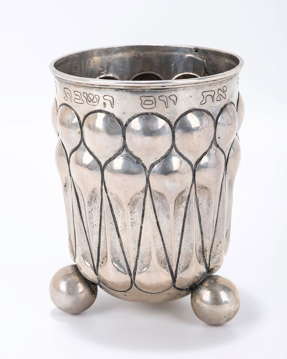 AN MONUMENTAL SILVER FOOTED BEAKER. Germany, 19th century. On three balled feet. Decorated with 