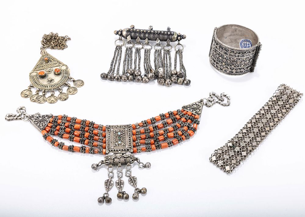 A GROUP OF FIVE PIECES OF YEMENITE SILVER JEWELRY. Yemen, 19th and 20th centuries. Consisting 