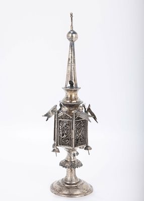A SILVER FILIGREE SPICE CONTAINER. Poland, c. 1940. On a round base with a skirted stem. Fitted
