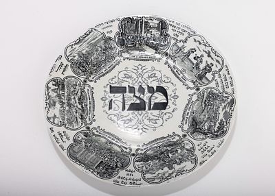 A PORCELAIN PASSOVER PLATE BY BARDINGER. London, c. 1910. Decorated with the order of the