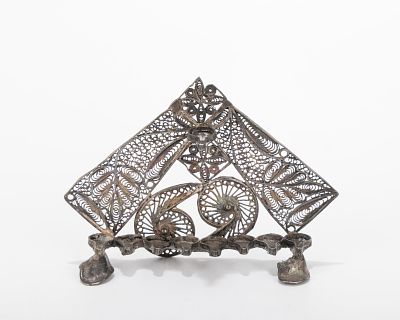 A MINIATURE STERLING SILVER FILIGREE HANUKKAH LAMP. Probably Israel, c. 1980. Composed 
