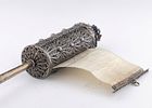 A SILVER FILIGREE MEGILLAH CASE WITH THE ORIGINAL MEGILLAH. Probably Italy, c. 1880. On a thin תמונה - 2