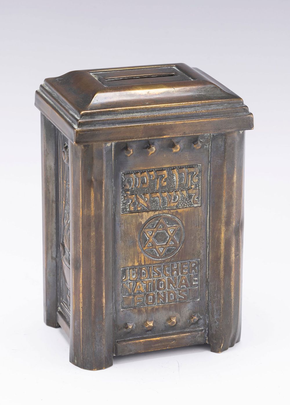 AN EXTREMELY RARE BRASS JEWISH NATIONAL FUND CHARITY BOX BY LEOPOLD FLEISHHACKER (1882- 1945). Germ