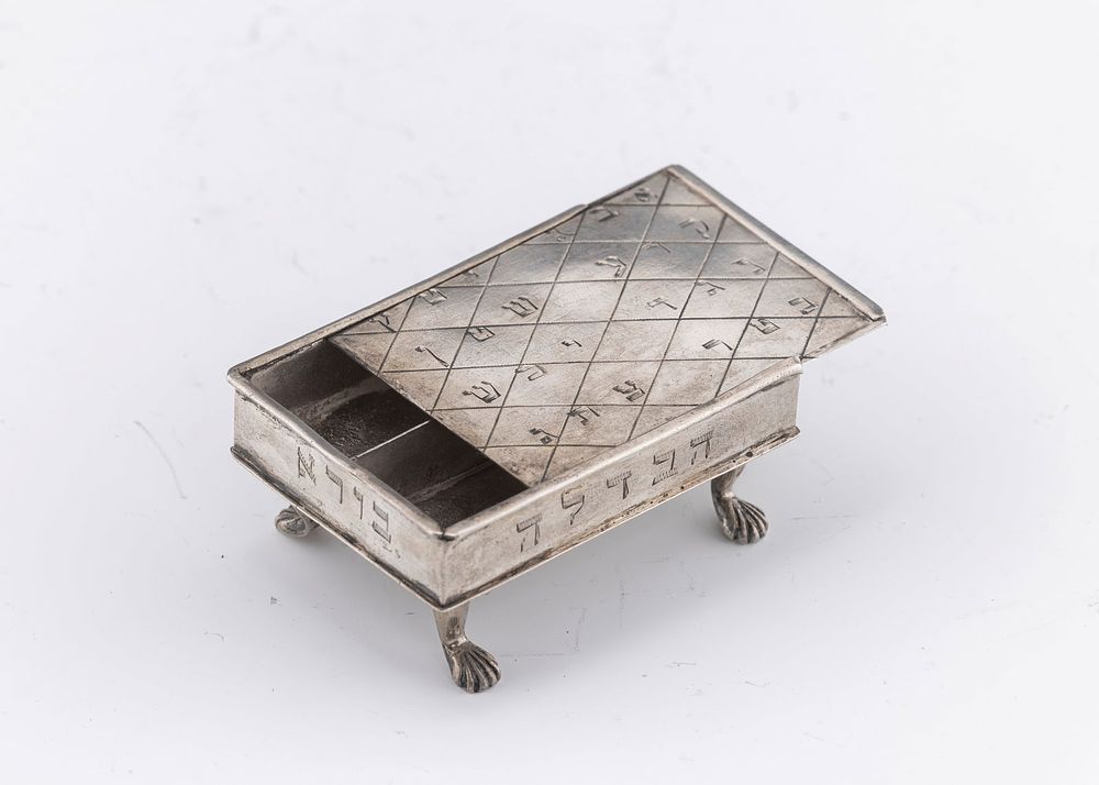 AN EARLY SILVER SPICE CONTAINER. Germany, c. 1800. On four shell feet. With a sliding top that 
