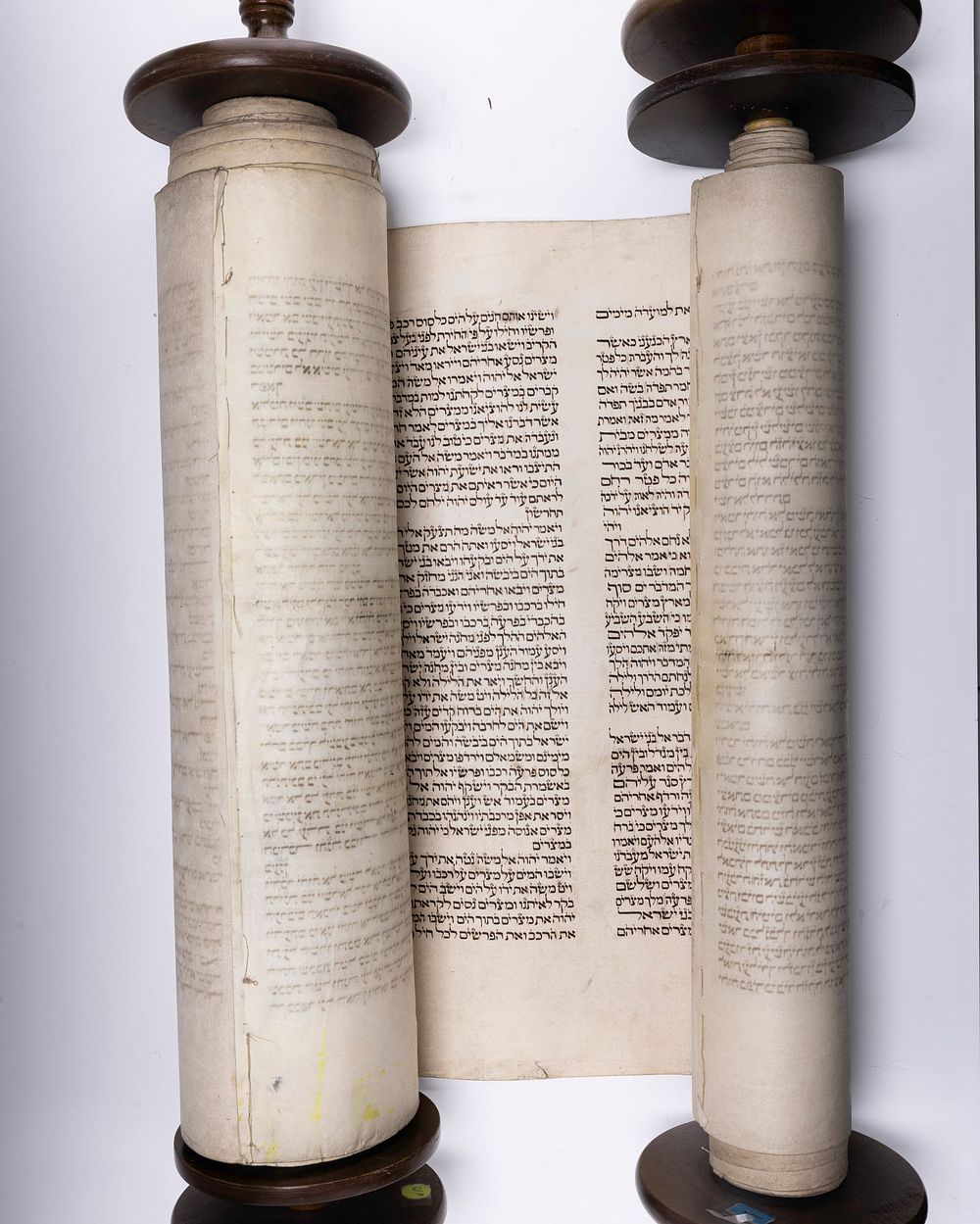 A LARGE SEFER TORAH WRITTEN IN MINHAG AMSTERDAM. The Netherlands, 19th century. Magnificently 