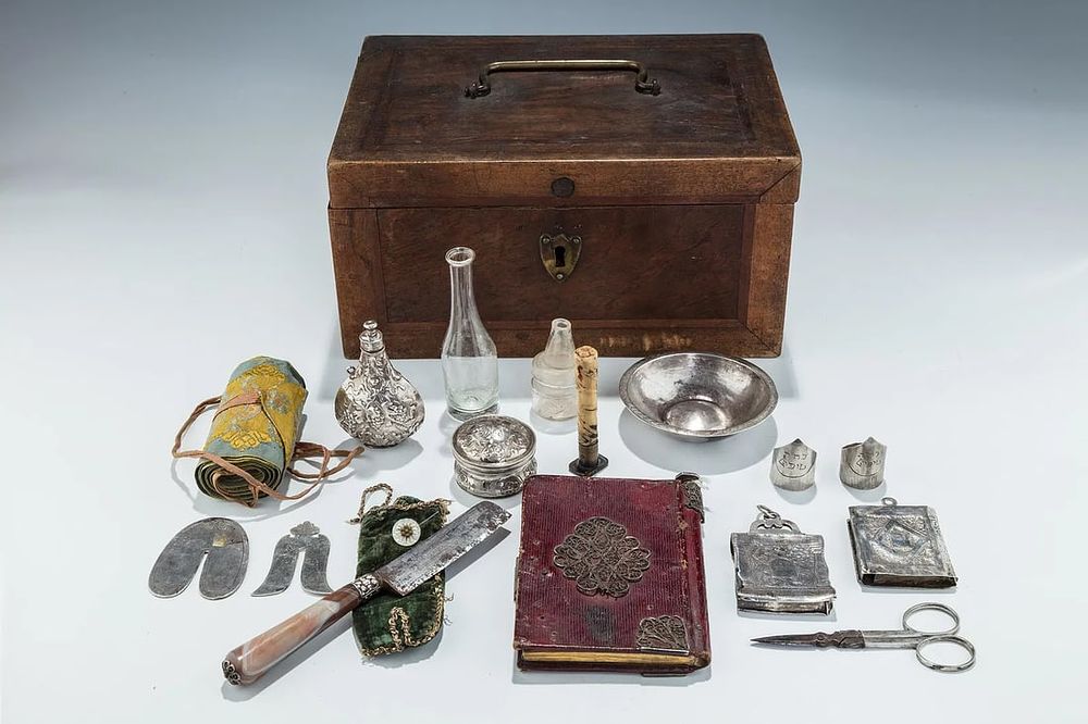 A RARE ASSEMBLED CIRCUMCISION SET. Italy, 17th - 19th century. Includes a very early agate 