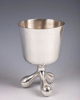 A RARE AND IMPORTANT SILVER KIDDUSH CUP BY ZELIG SEGAL. Israel, c. 1980. On three teardrop feet 