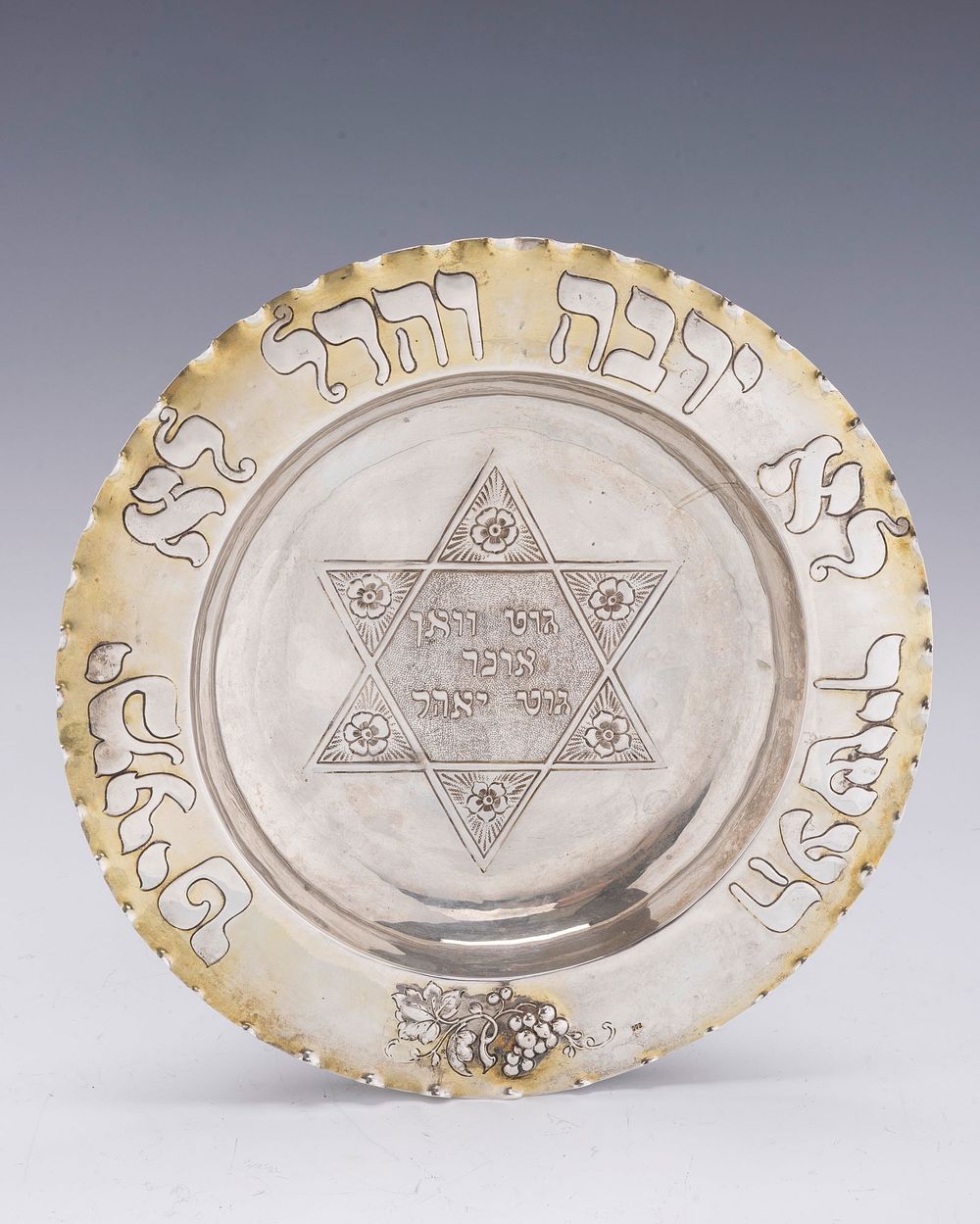 A SILVER HAVDALAH PLATE. Germany, c. 1900. Crimped edging and a chased border. The inner plate 