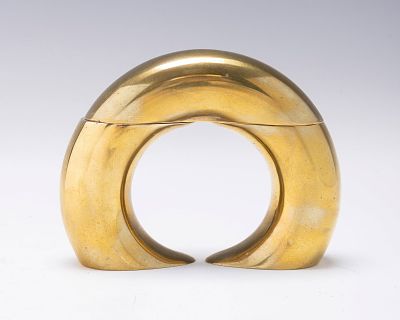 A PAIR OF BRASS CANDLESTICKS BY ZELIG SEGAL. Jerusalem, c. 1980. In arch form. With removable 