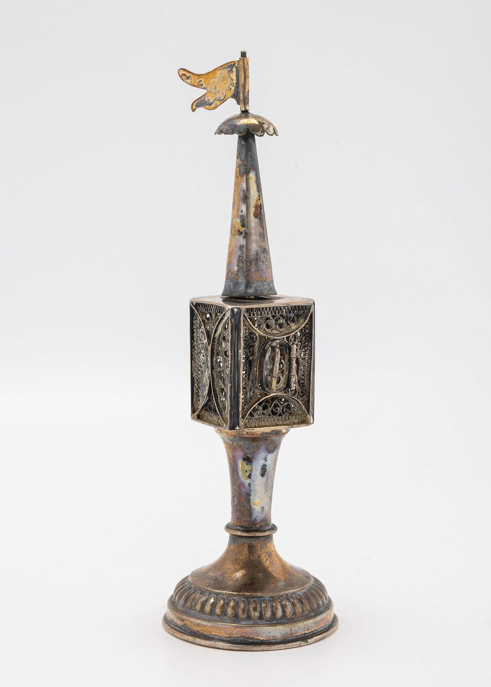 A SILVER SPICE TOWER. Berlin, c. 1850. On a round base wit ha square filigree section. Topped 
