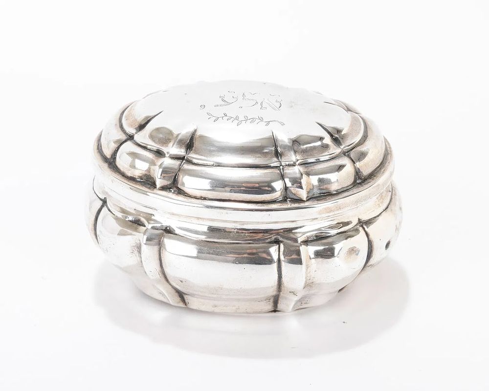 A SILVER ETROG BOX. Augsburg, 18th century. Oval form with removable cover that is inscribed 