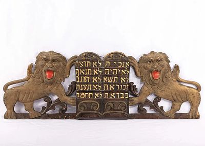 A SET OF SYNAGOGUE LIONS FROM THE TOP OF AN ARON KODESH. American, c. 1920. Two lions flanking 