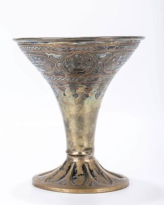 A BRASS DAMASCENE VASE BY THE BEZALEL SCHOOL. Jerusalem, 20th century. On a round base with 