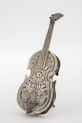 A LARGE STERLING SILVER CELLO SHAPED SPICE CONTAINER. Israel, c. 2000. Probably Israel, modern. 