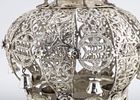 A MASSIVE STERLING SILVER TORAH CROWN. American, early 20th century. Traditional in shape with תמונה - 3