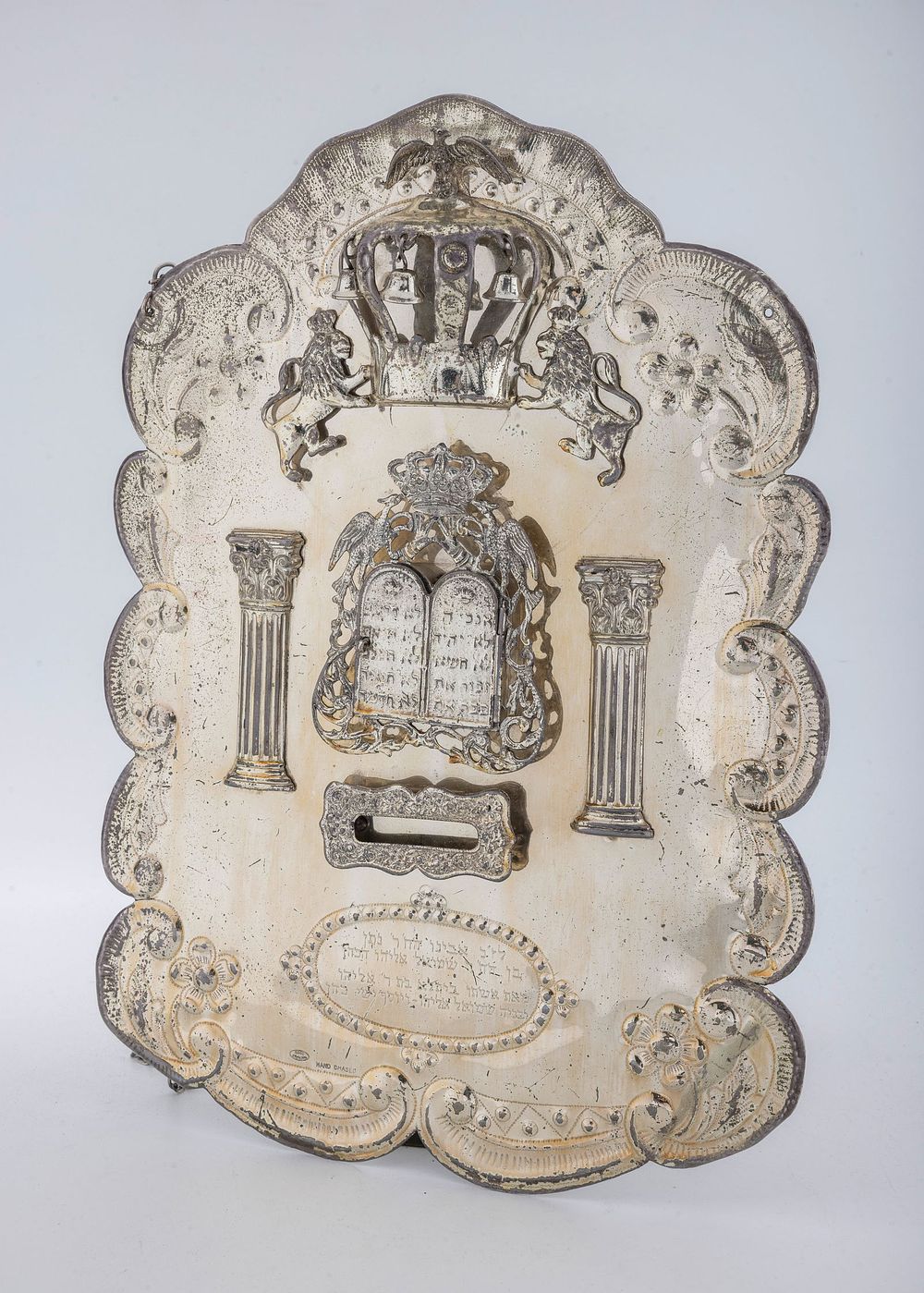 A STERLING SILVER TORAH SHIELD. New York, c. 1950. Traditional cartouche shaped. Fittedwith 