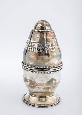 A LARGE STERLING SILVER ETROG BOX BY BIER SILVERSMITHS. Israel, c.2000. Standing form. On a 