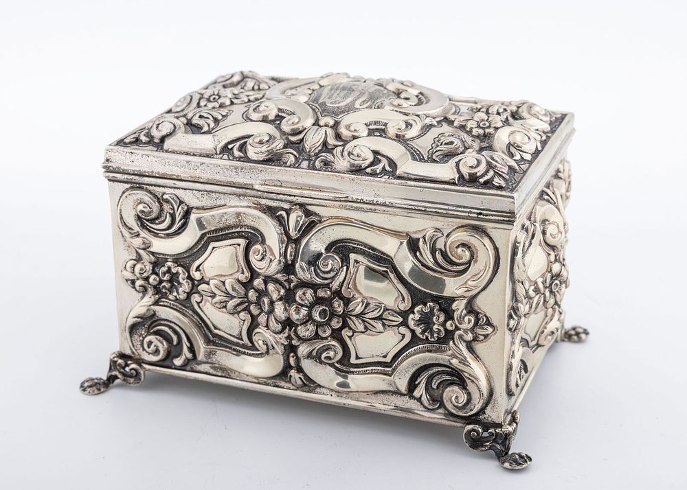 AN ORNATE HAND CHASED STERLING SILVER ETROG BOX. Portugal, c. 1990. Rectangular in shape. 