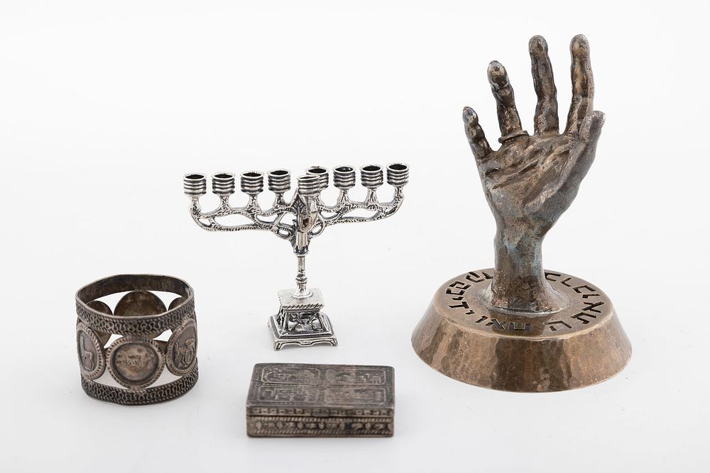 A GROUP OF FOUR STERLING SILVER JUDAICA OBJECTS. Including a ring holder by Bier silversmiths 