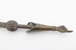 AN EARLY TORAH POINTER. Poland, c. 1840. Brass. The grip with striations and with a cuffed hand תמונה - 1