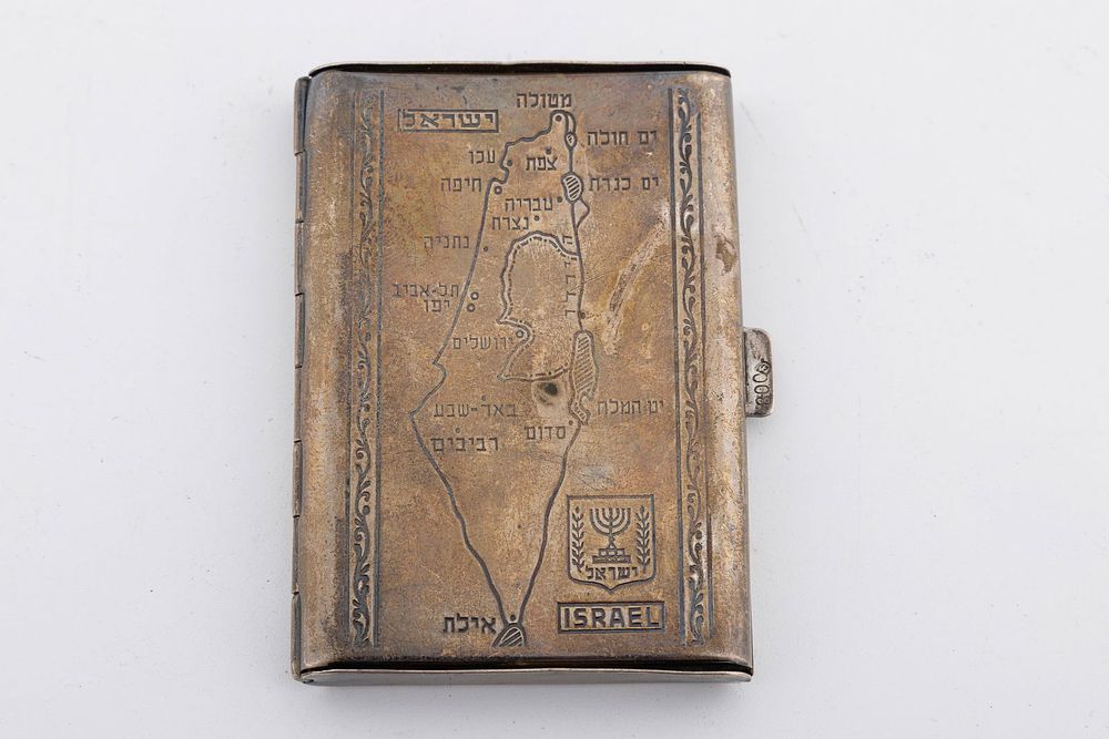 A STERLING SILVER PILL BOX WITH THE MAP OF ISRAEL. Early Israel, c. 1950. Traditional form. 