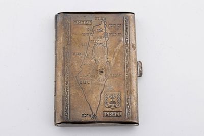 A STERLING SILVER PILL BOX WITH THE MAP OF ISRAEL. Early Israel, c. 1950. Traditional form. 