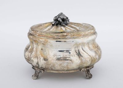 AN ANTIQUE SILVER ETROG BOX. Probably Germany, early 20th century. Stylized oval in shape. On 