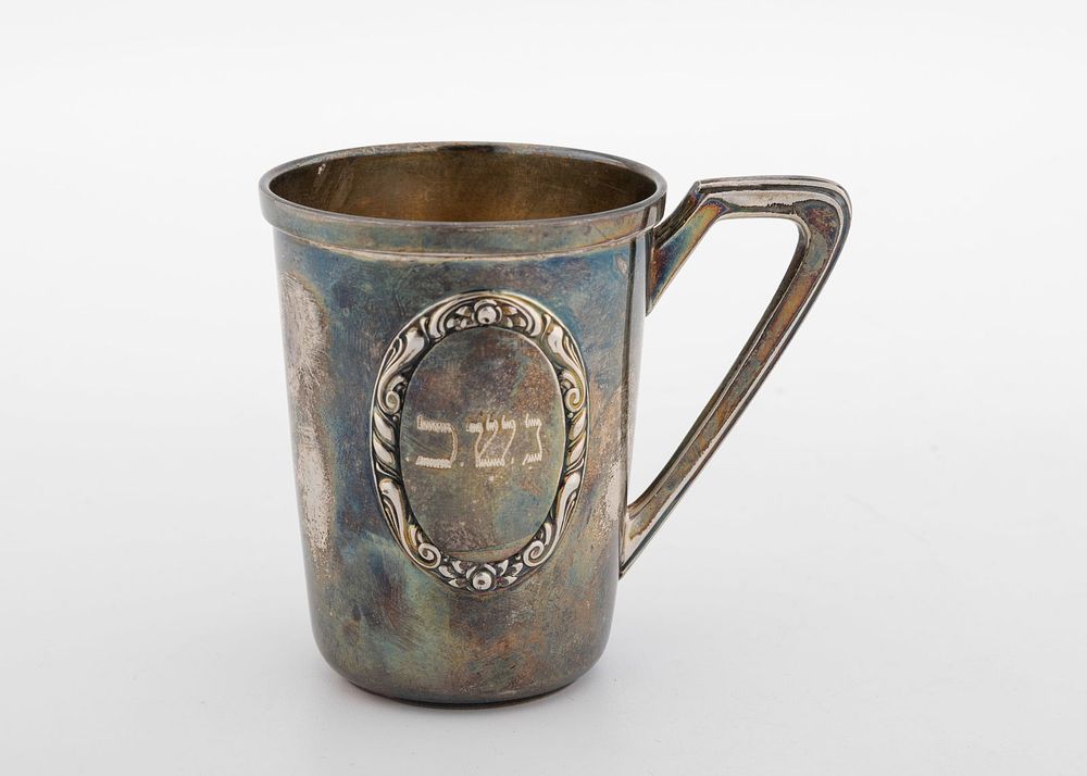 AN ANTIQUE SILVER KIDDUSH CUP. Germany, 19th century. Beaker form. With handle. Engraved in 