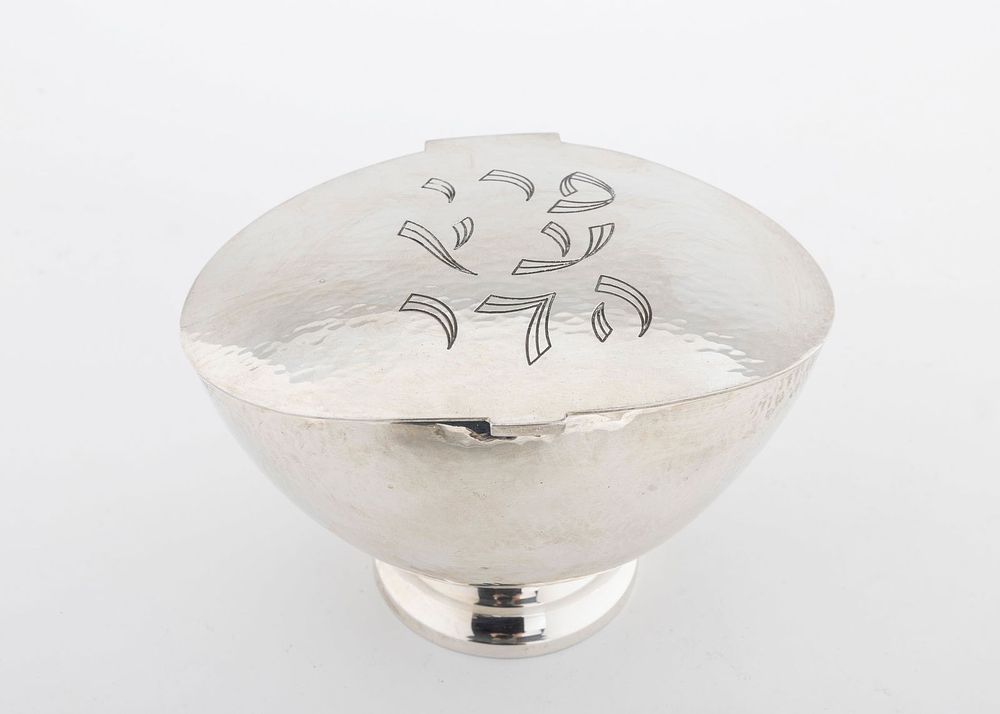 A STERLING SILVER ETROG BOX. Probably Portugal, 20th century. On a round base with 