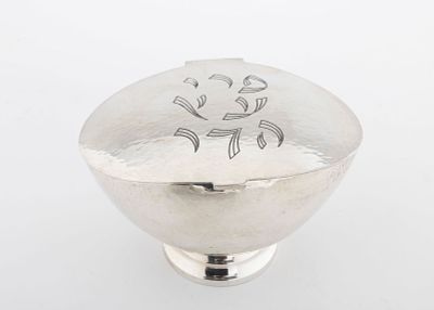 A STERLING SILVER ETROG BOX. Probably Portugal, 20th century. On a round base with 
