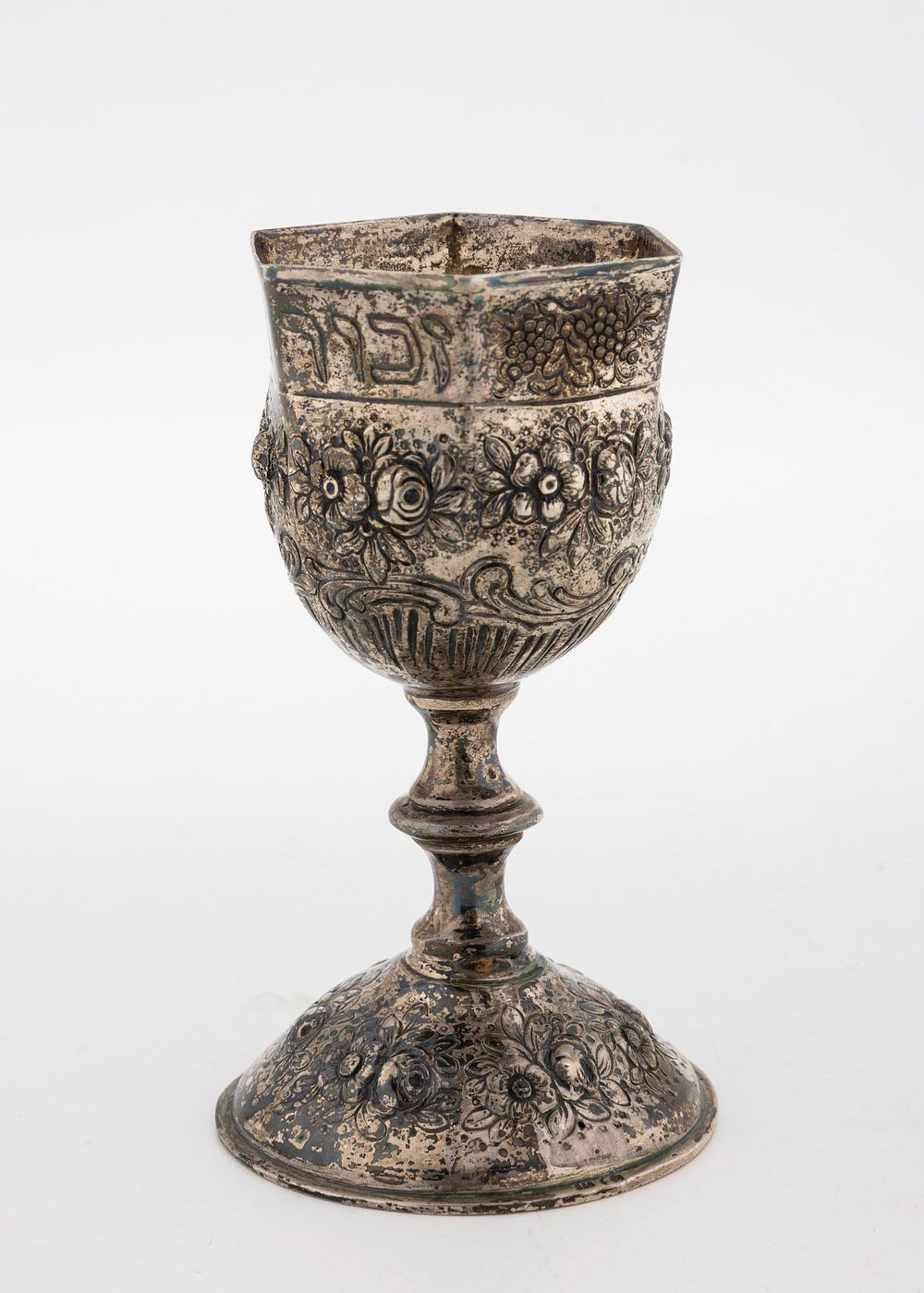 A SILVER KIDDUSH GOBLET. Germany, c. 1890. On a round base with case flower decoration. Upper 