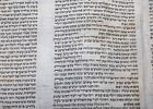A COMPLETE SEFER TORAH. Germany, c. 1800. Ashenaz Beis Yosef. Present are fading and cracked תמונה - 2