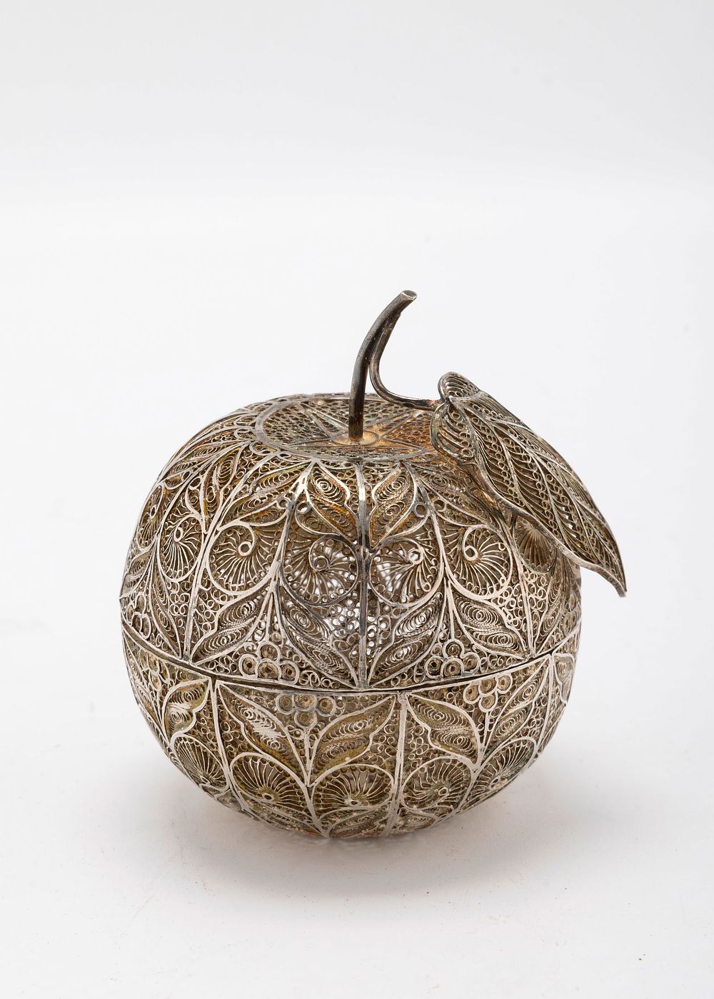 A SILVER FILIGREE SPICE CONTAINER IN THE SHAPE OF AN APPLE. Continental c. 1900Shaped as an 